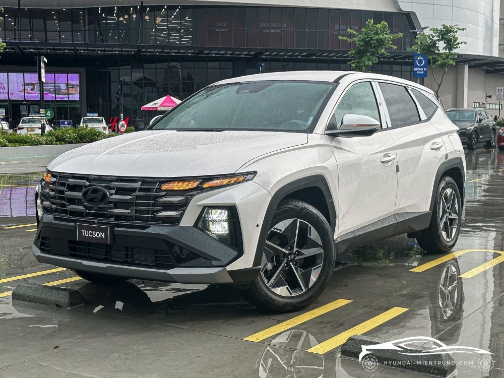 Hình ảnh xe Hyundai Tucson xăng đặc biệt màu trắng 2025