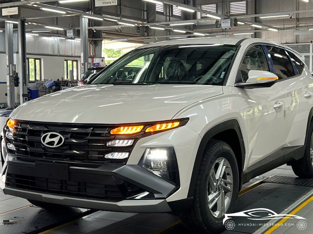 Hình ảnh xe Hyundai Tucson tiêu chuẩn màu trắng 2025