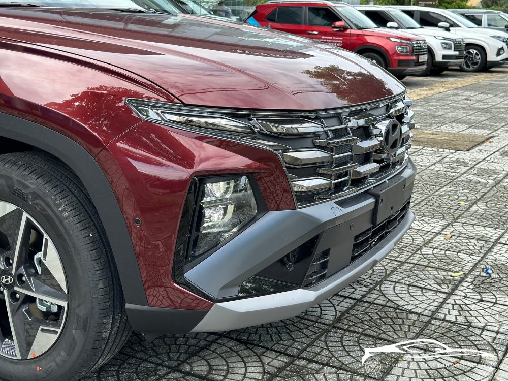 Hình ảnh ngoại thất xe Hyundai Tucson Xăng Đặc Biệt màu Đỏ 2025