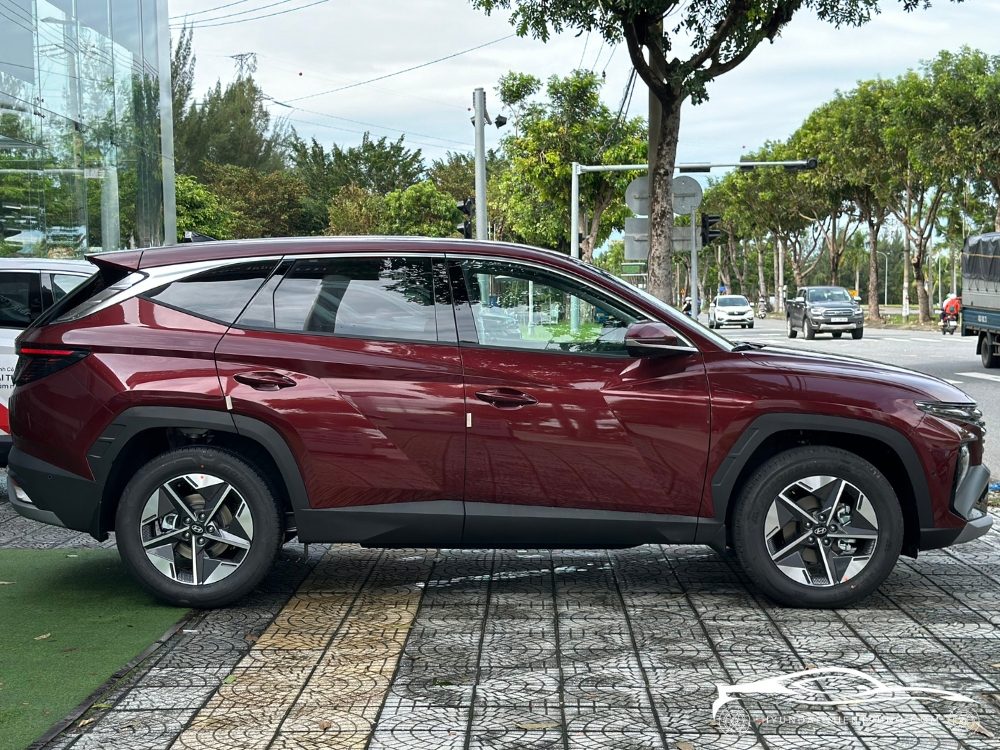 Hình ảnh ngoại thất xe Hyundai Tucson Xăng Đặc Biệt màu Đỏ 2025