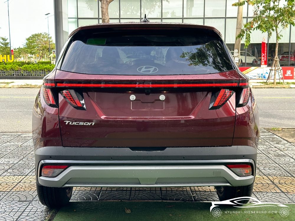 Hình ảnh ngoại thất xe Hyundai Tucson Xăng Đặc Biệt màu Đỏ 2025