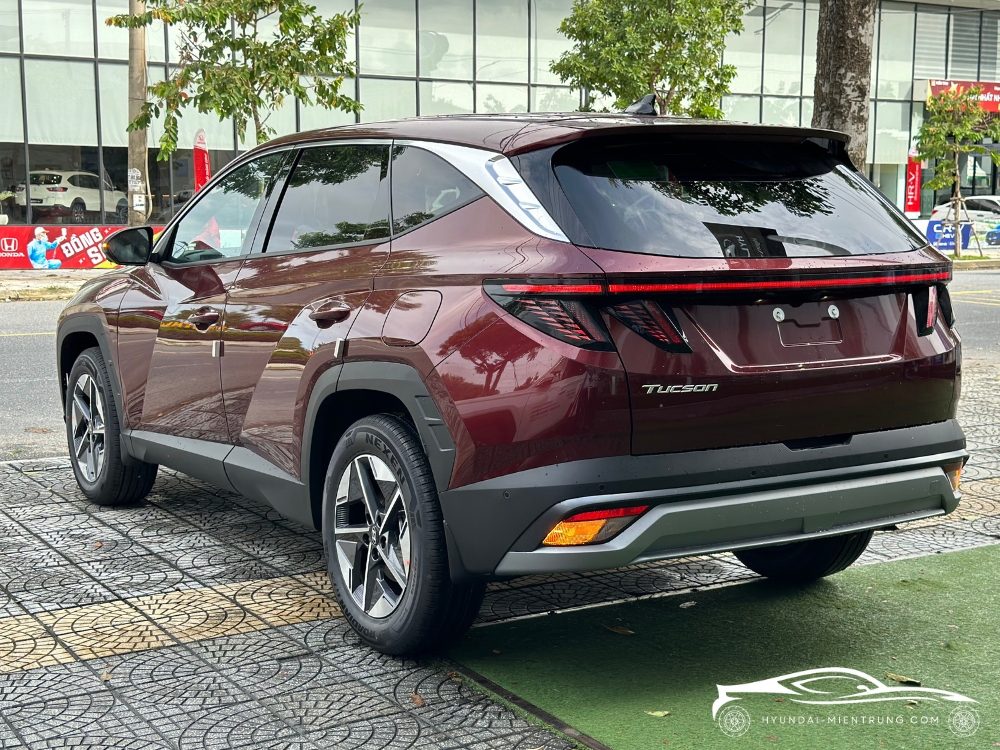 Hình ảnh ngoại thất xe Hyundai Tucson Xăng Đặc Biệt màu Đỏ 2025