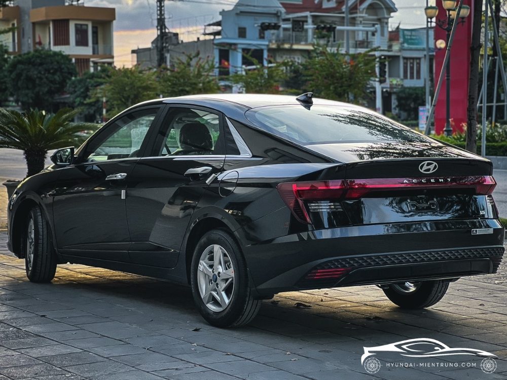 hyundai accent at tiêu chuẩn màu đen