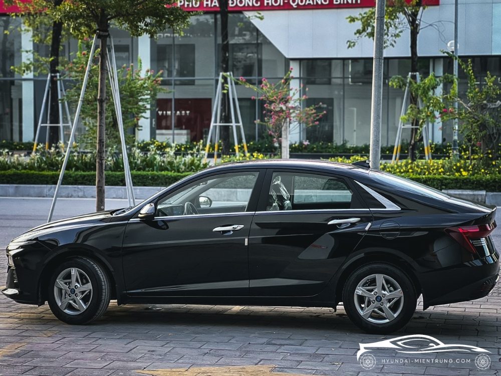 hyundai accent at tiêu chuẩn màu đen