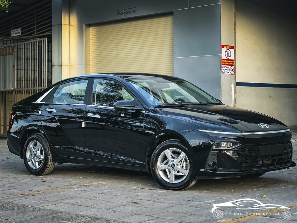 hyundai accent at tiêu chuẩn màu đen