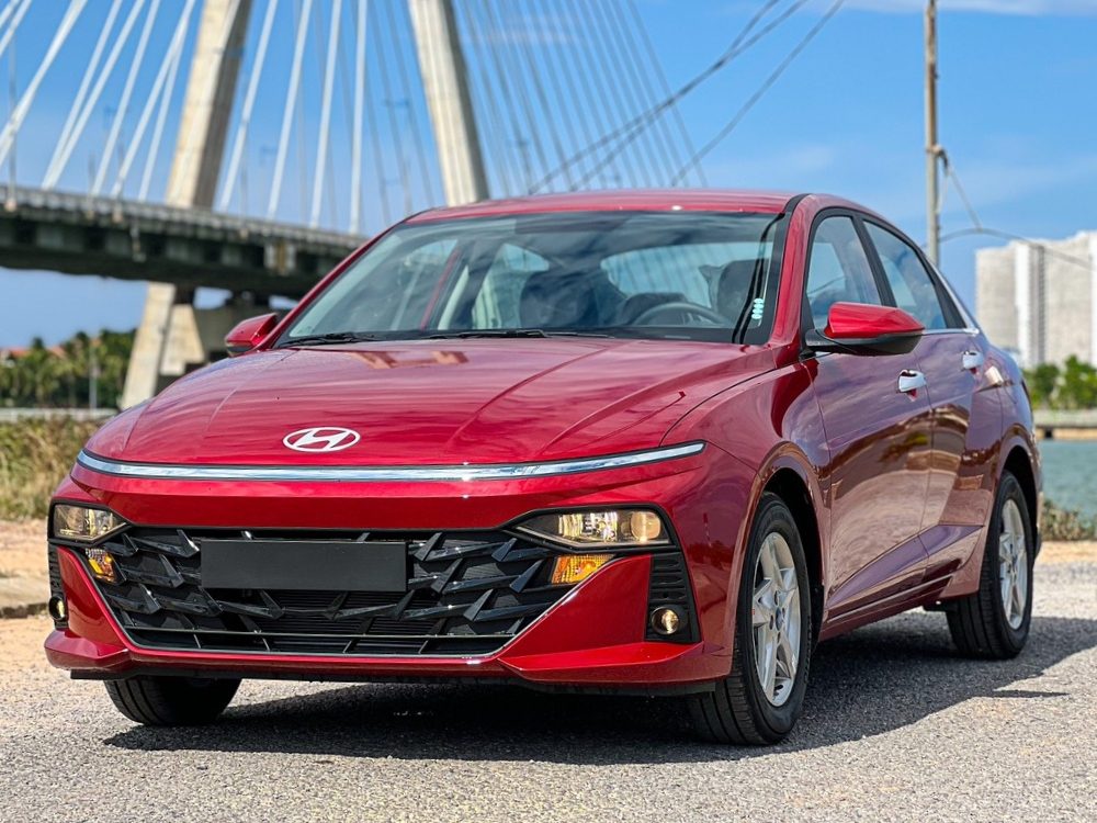 hyundai accent at tiêu chuẩn màu đỏ