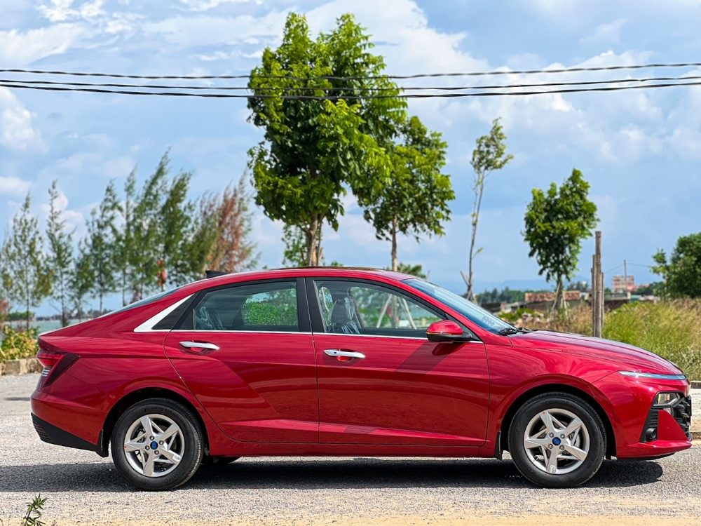 hyundai accent at tiêu chuẩn màu đỏ