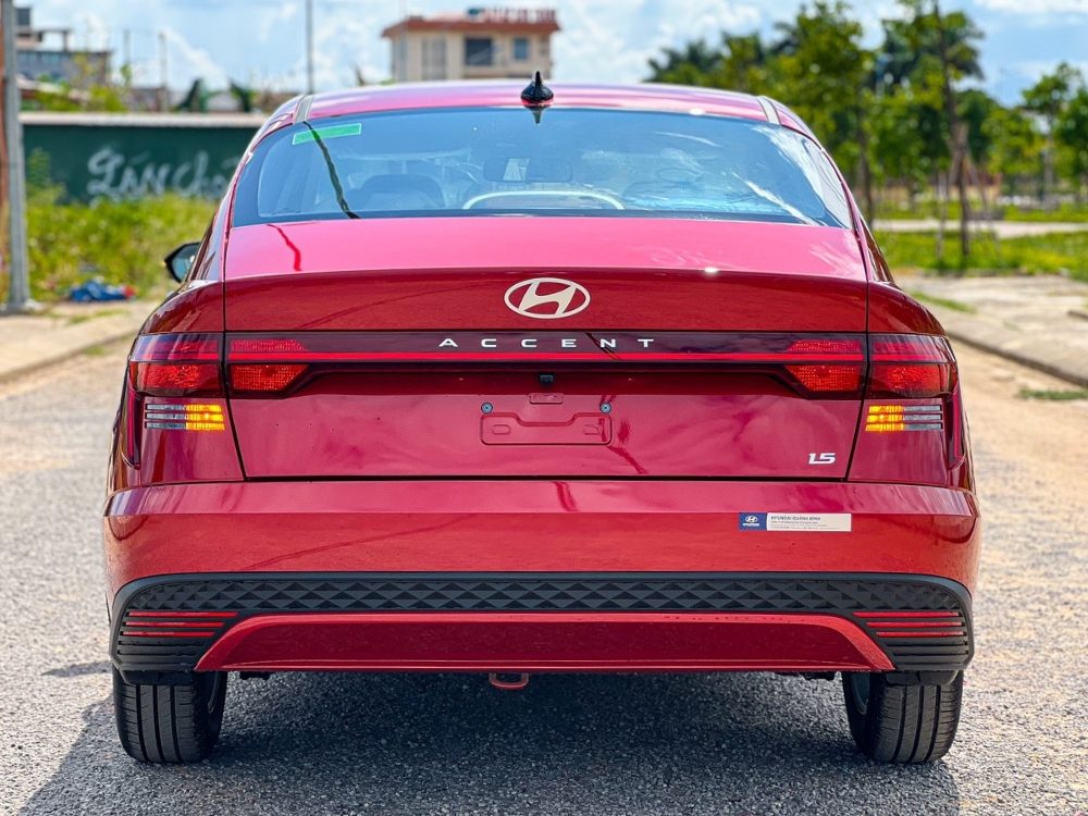 hyundai accent at tiêu chuẩn màu đỏ