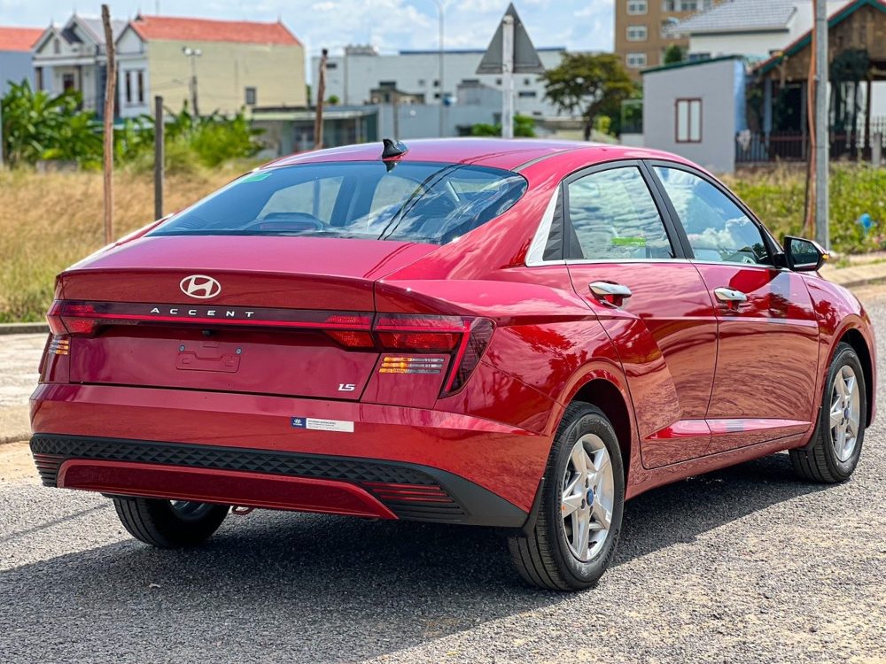 hyundai accent at tiêu chuẩn màu đỏ