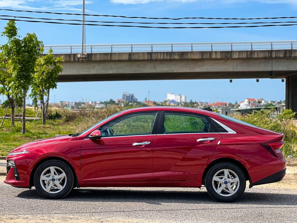 hyundai accent at tiêu chuẩn màu đỏ
