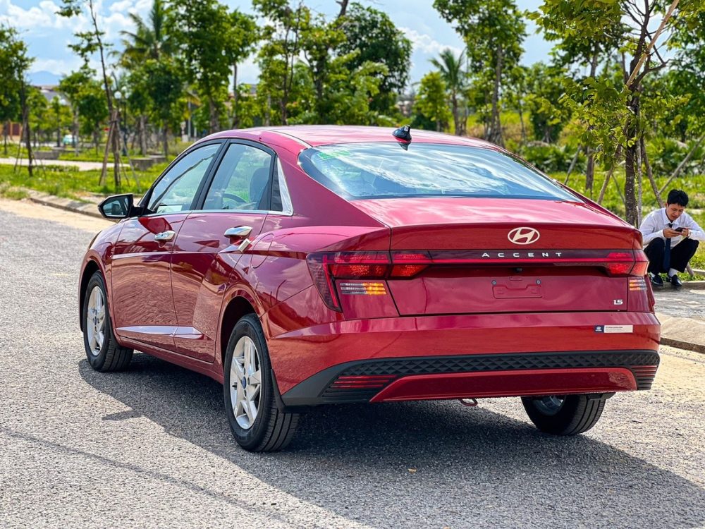 hyundai accent at tiêu chuẩn màu đỏ