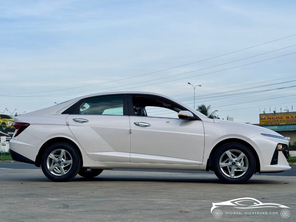 Hình ảnh xe Hyundai Accent AT Tiêu Chuẩn Màu Trắng 2025