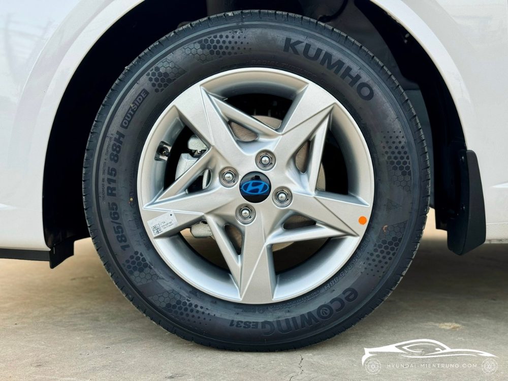 Hình ảnh xe Hyundai Accent AT Tiêu Chuẩn Màu Trắng 2025