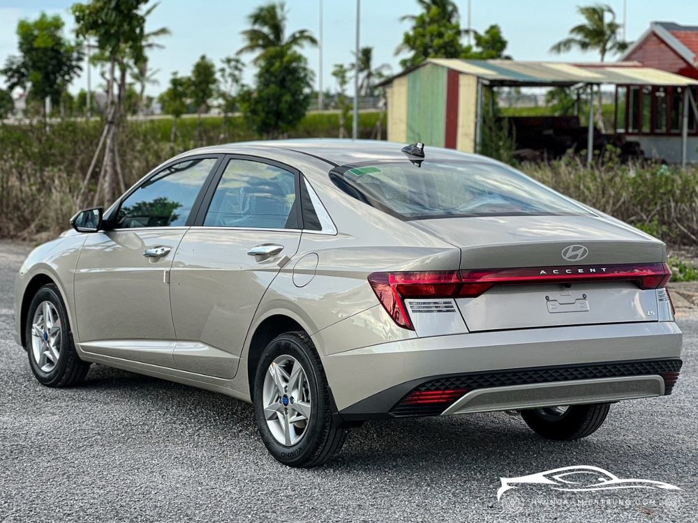 Hình ảnh xe Hyundai Accent AT Tiêu Chuẩn Màu Vàng Be 2025