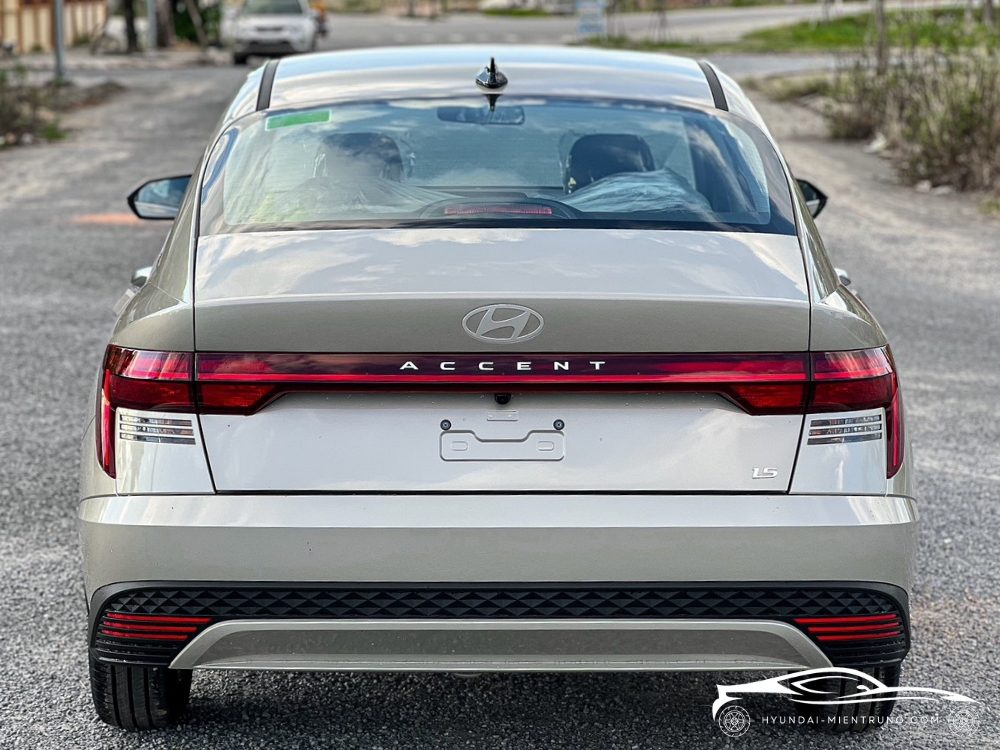 Hình ảnh xe Hyundai Accent AT Tiêu Chuẩn Màu Vàng Be 2025