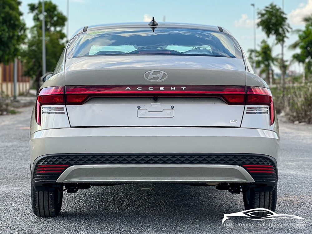 Hình ảnh xe Hyundai Accent AT Tiêu Chuẩn Màu Vàng Be 2025