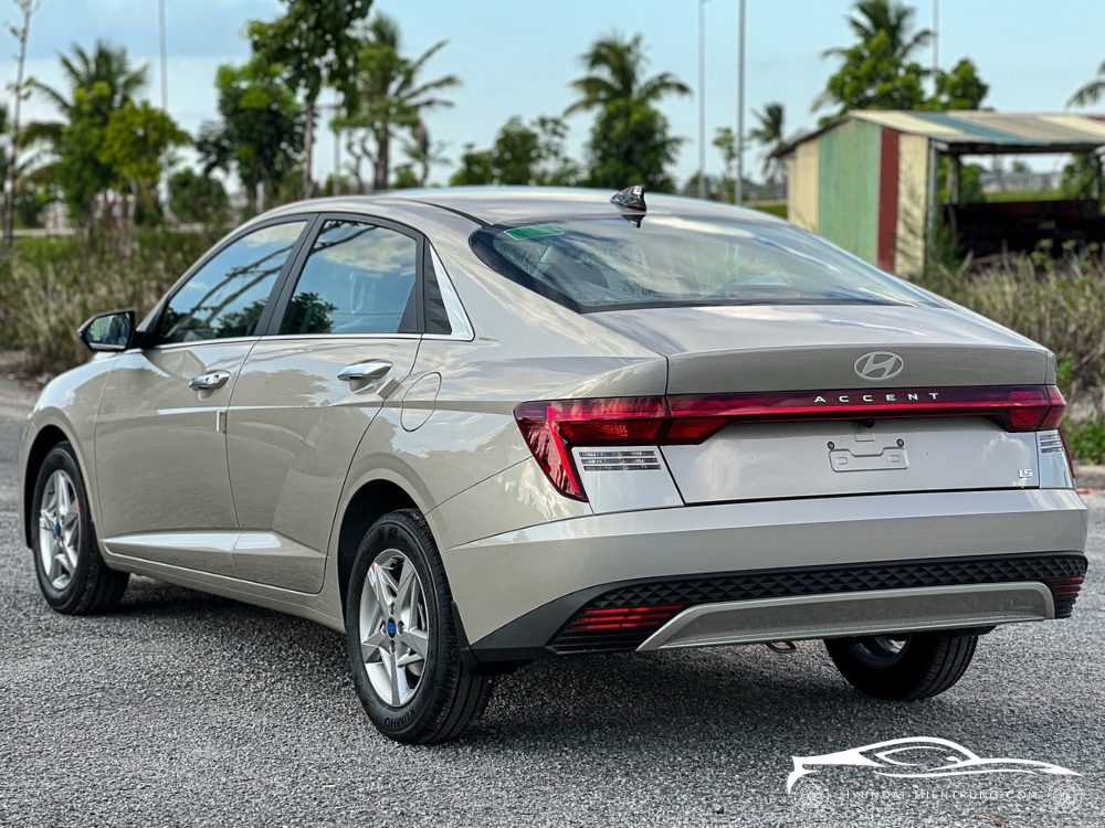 Hình ảnh xe Hyundai Accent AT Tiêu Chuẩn Màu Vàng Be 2025