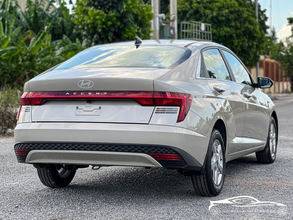 Hình ảnh xe Hyundai Accent AT Tiêu Chuẩn Màu Vàng Be 2025