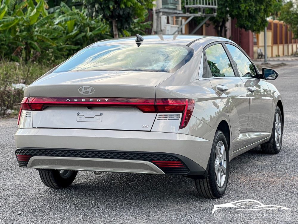 Hình ảnh xe Hyundai Accent AT Tiêu Chuẩn Màu Vàng Be 2025