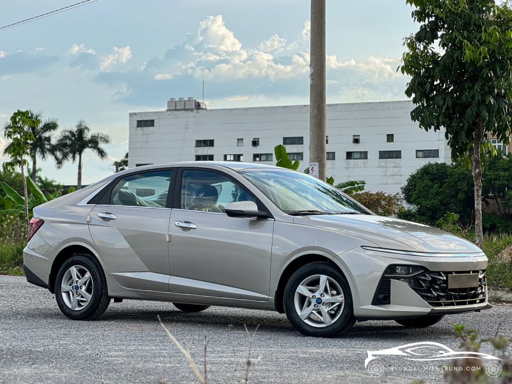Hình ảnh xe Hyundai Accent AT Tiêu Chuẩn Màu Vàng Be 2025