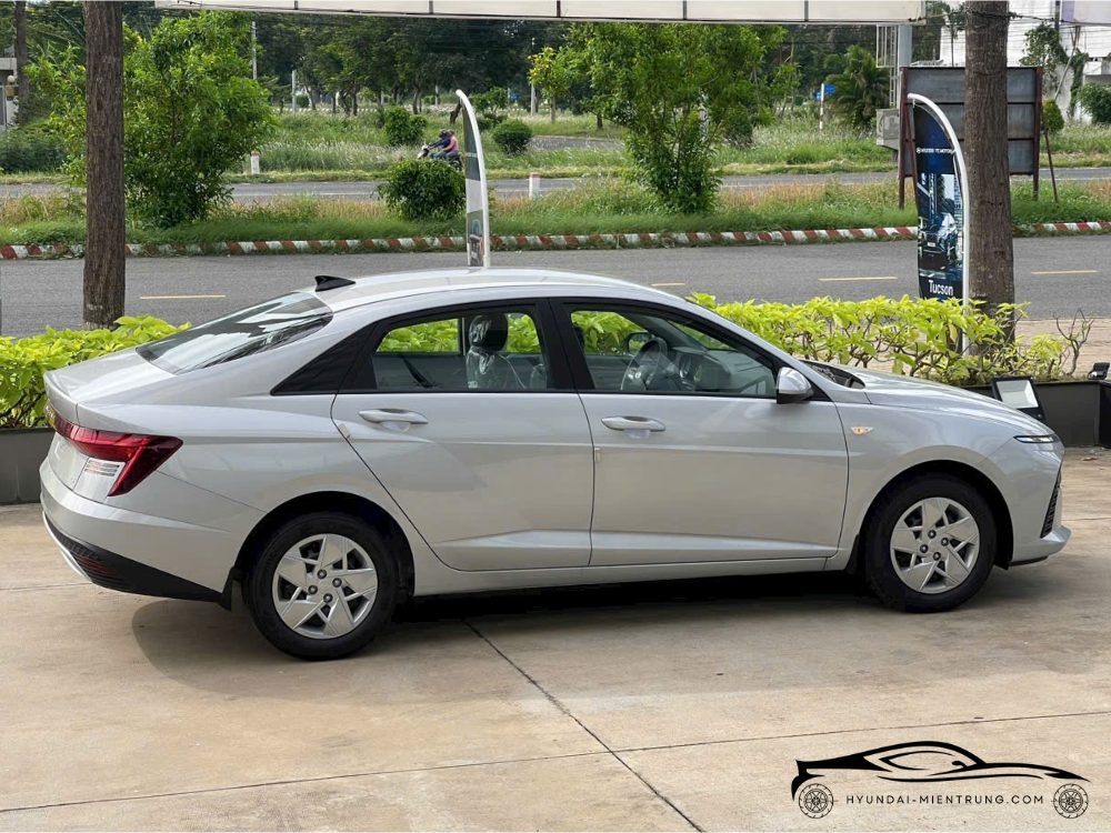 Hình ảnh xe Hyundai Accent MT tiêu chuẩn màu Bạc 2025