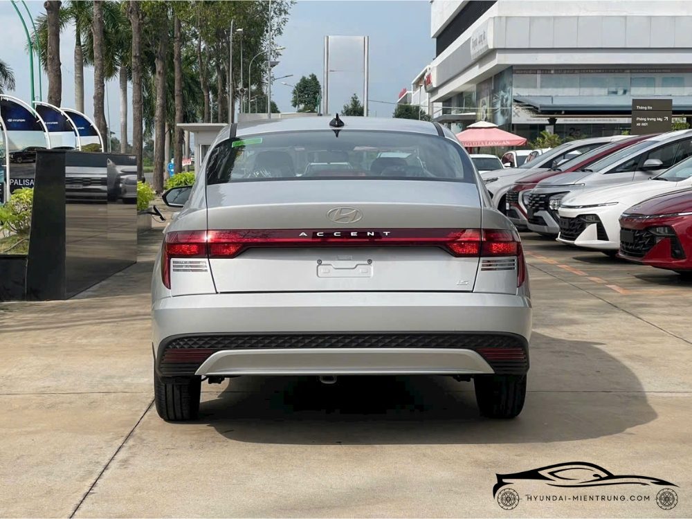 Hình ảnh xe Hyundai Accent MT tiêu chuẩn màu Bạc 2025