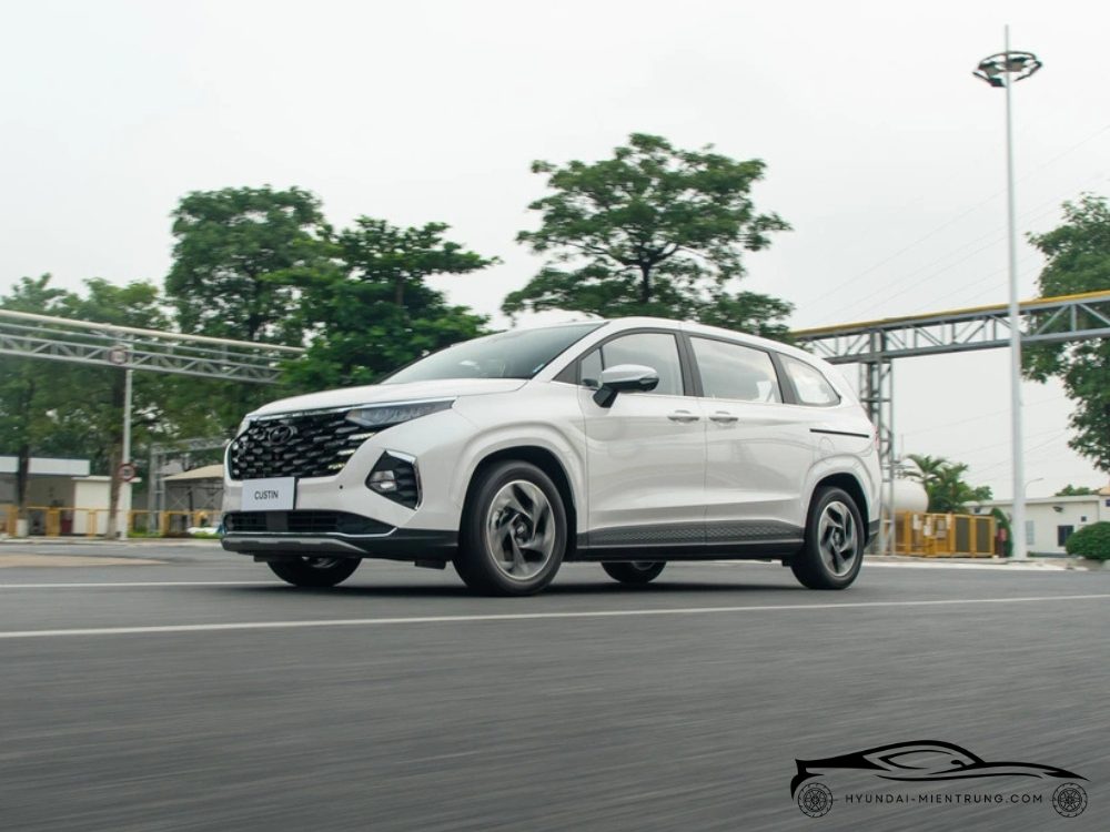 Hình ảnh xe Hyundai Custin 2.0T Cao Cấp màu Trắng 2025