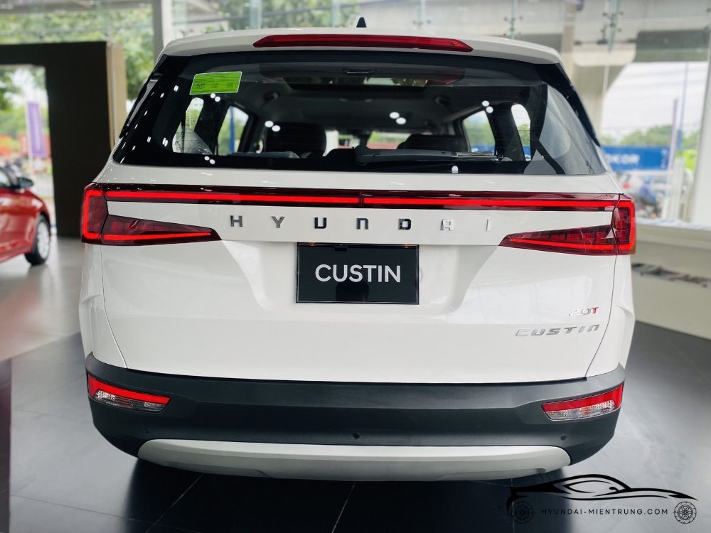 Hình ảnh xe Hyundai Custin 2.0T Cao Cấp màu Trắng 2025