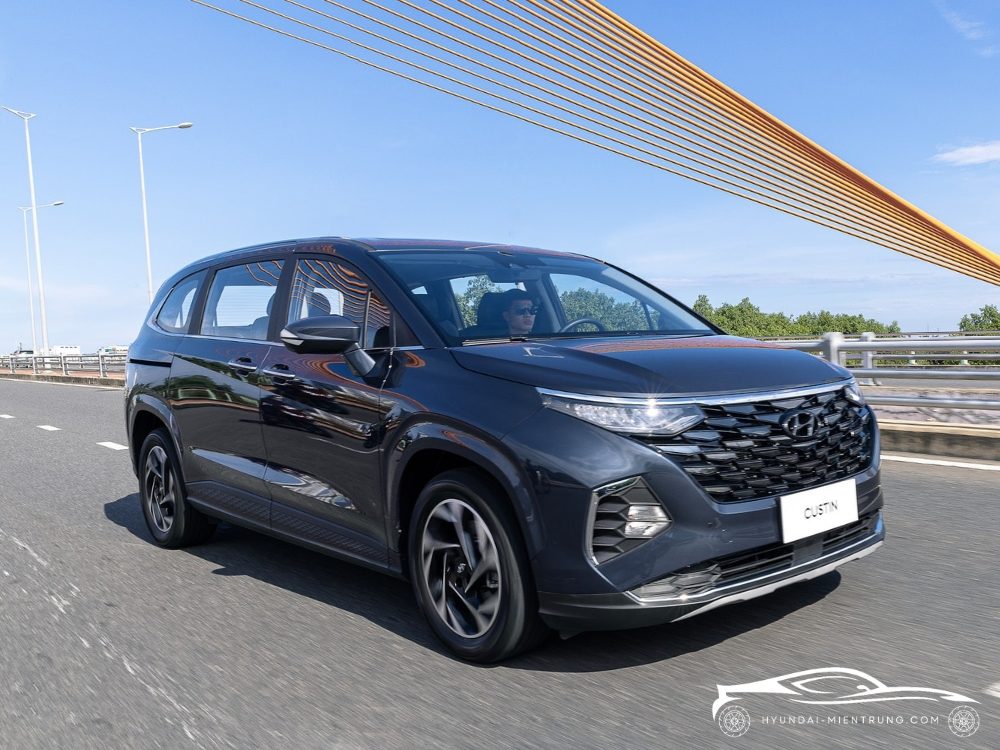 Hình ảnh xe Hyundai Custin 2.0T Cao Cấp màu Xanh Bóng Đêm 2025