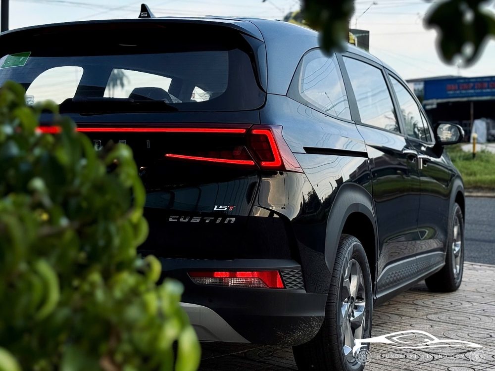 Hình ảnh xe Hyundai Custin Tiêu Chuẩn màu Đen 2025
