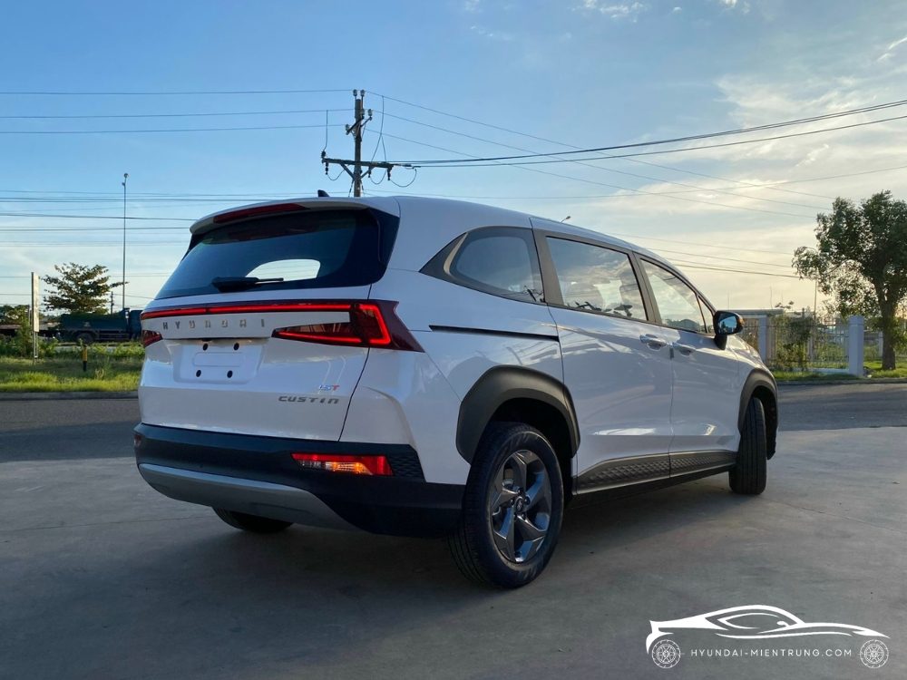 Hình ảnh xe Hyundai Custin Tiêu Chuẩn màu Trắng 2025