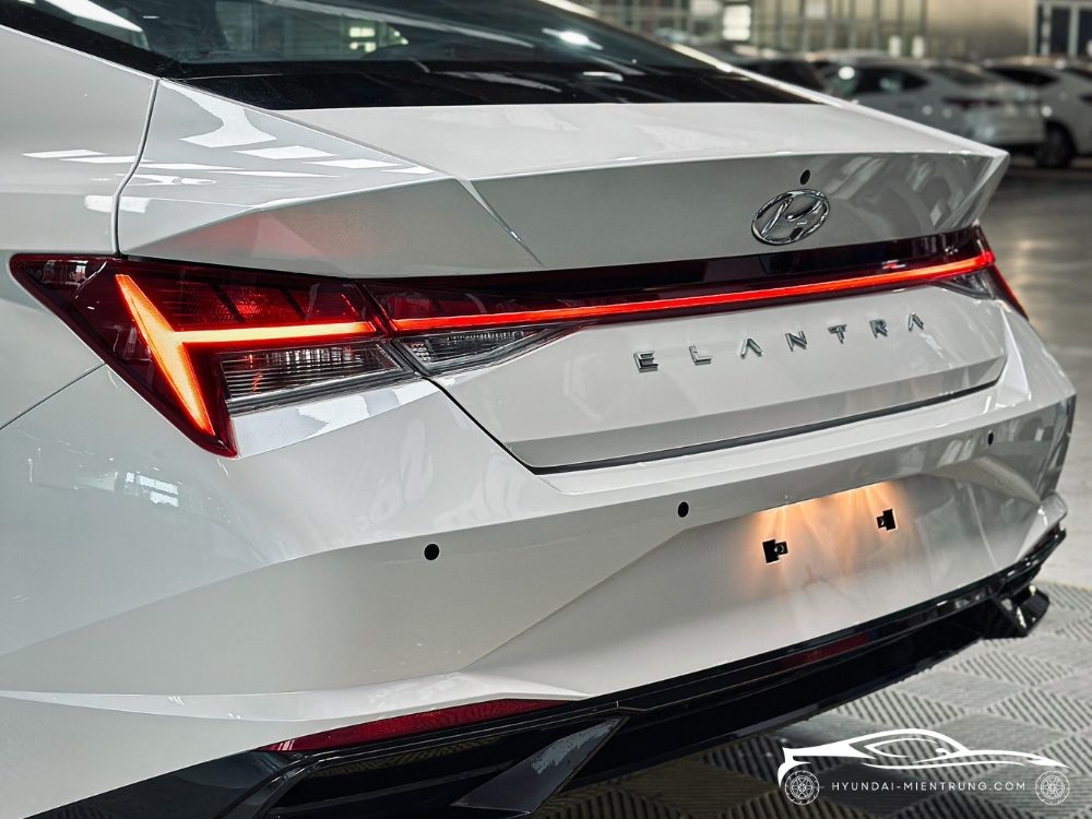 Hình ảnh xe Hyundai Elantra 1.6 AT màu Trắng 2025