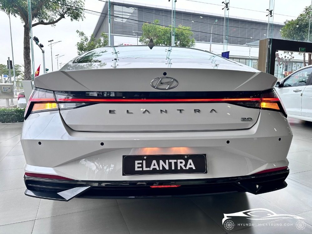 Hình ảnh xe Hyundai Elantra 2.0 AT màu Trắng 2025