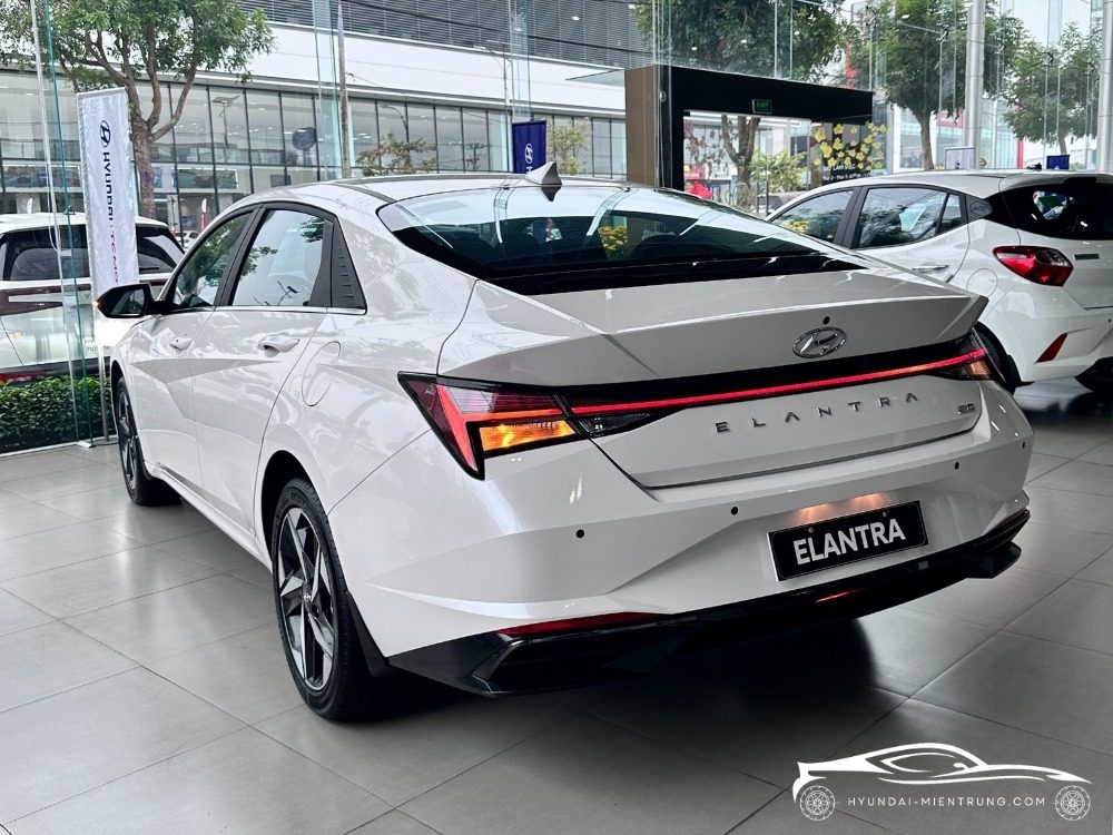 Hình ảnh xe Hyundai Elantra 2.0 AT màu Trắng 2025