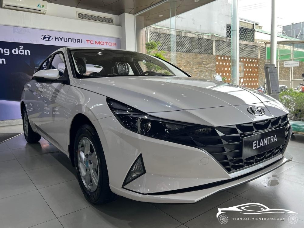 Hình ảnh xe Hyundai Elantra Tiêu Chuẩn màu Trắng 2025