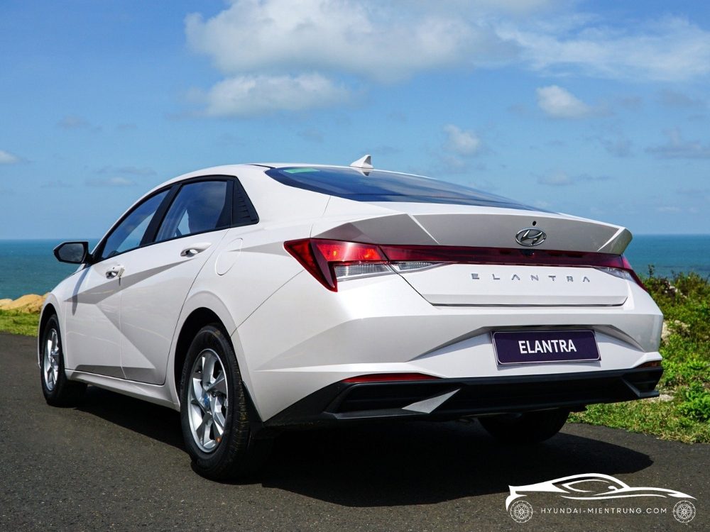 Hình ảnh xe Hyundai Elantra Tiêu Chuẩn màu Trắng 2025