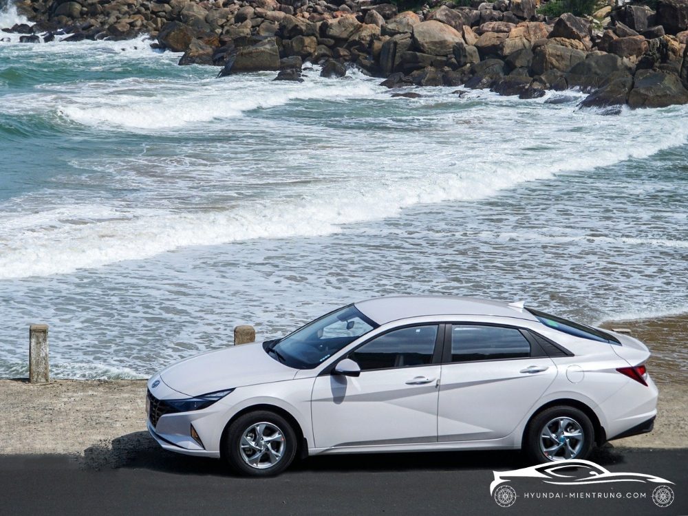 Hình ảnh xe Hyundai Elantra Tiêu Chuẩn màu Trắng 2025