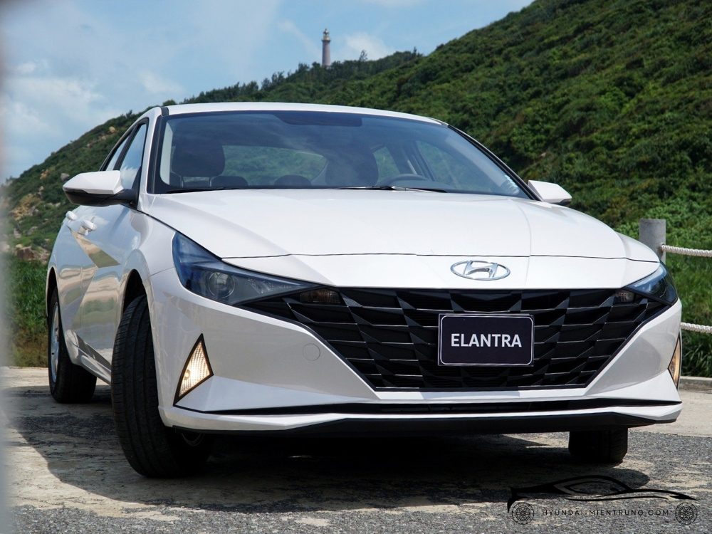 Hình ảnh xe Hyundai Elantra Tiêu Chuẩn màu Trắng 2025