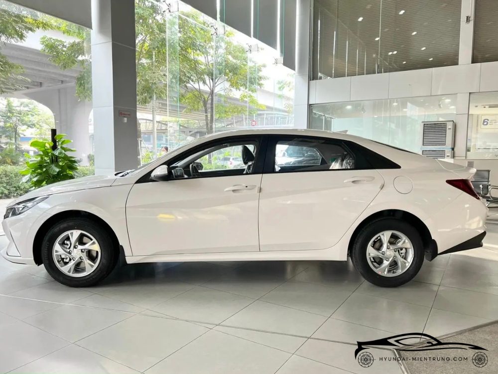 Hình ảnh xe Hyundai Elantra Tiêu Chuẩn màu Trắng 2025