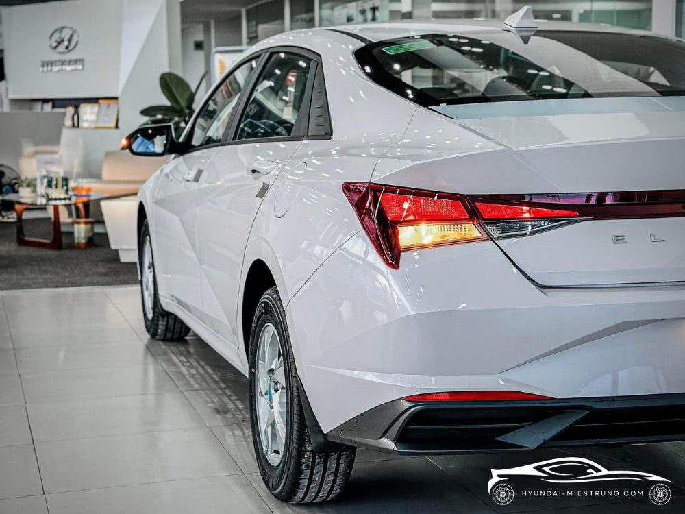Hình ảnh xe Hyundai Elantra Tiêu Chuẩn màu Trắng 2025