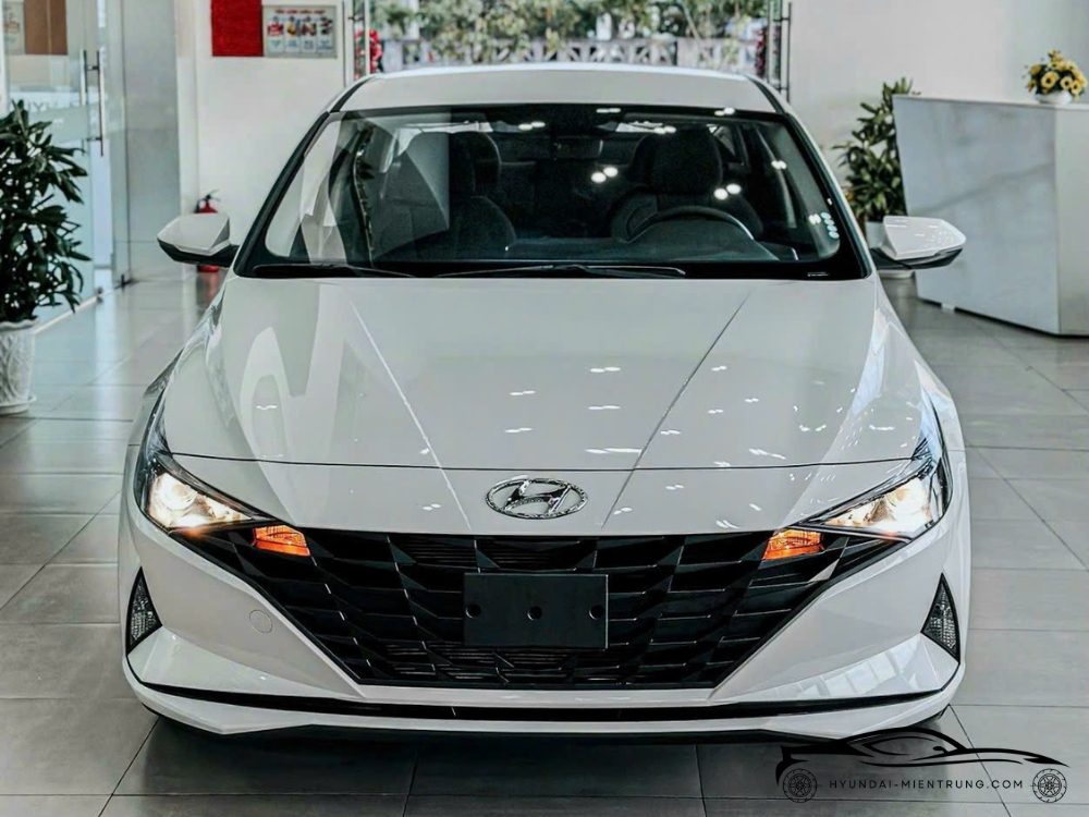 Hình ảnh xe Hyundai Elantra Tiêu Chuẩn màu Trắng 2025