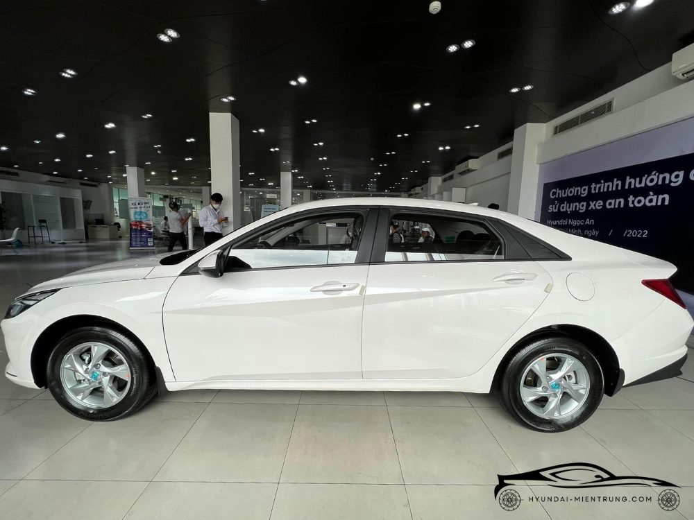 Hình ảnh xe Hyundai Elantra Tiêu Chuẩn màu Trắng 2025