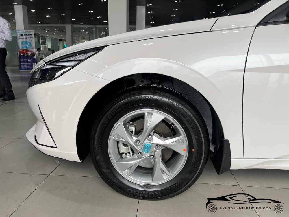 Hình ảnh xe Hyundai Elantra Tiêu Chuẩn màu Trắng 2025
