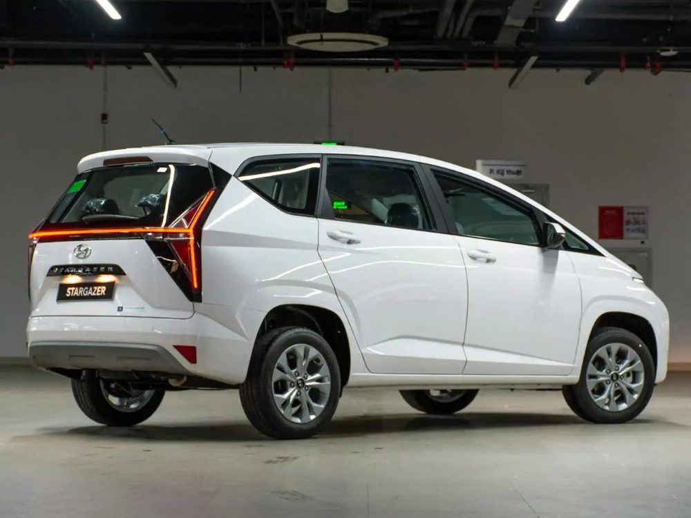 Hình ảnh ngoại thất xe Hyundai Stargazer Tiêu Chuẩn màu Trắng 2025