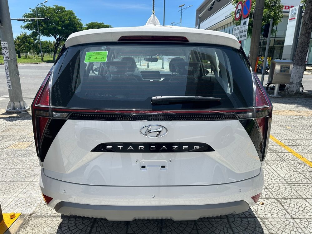 Hình ảnh ngoại thất xe Hyundai Stargazer Tiêu Chuẩn màu Trắng 2025