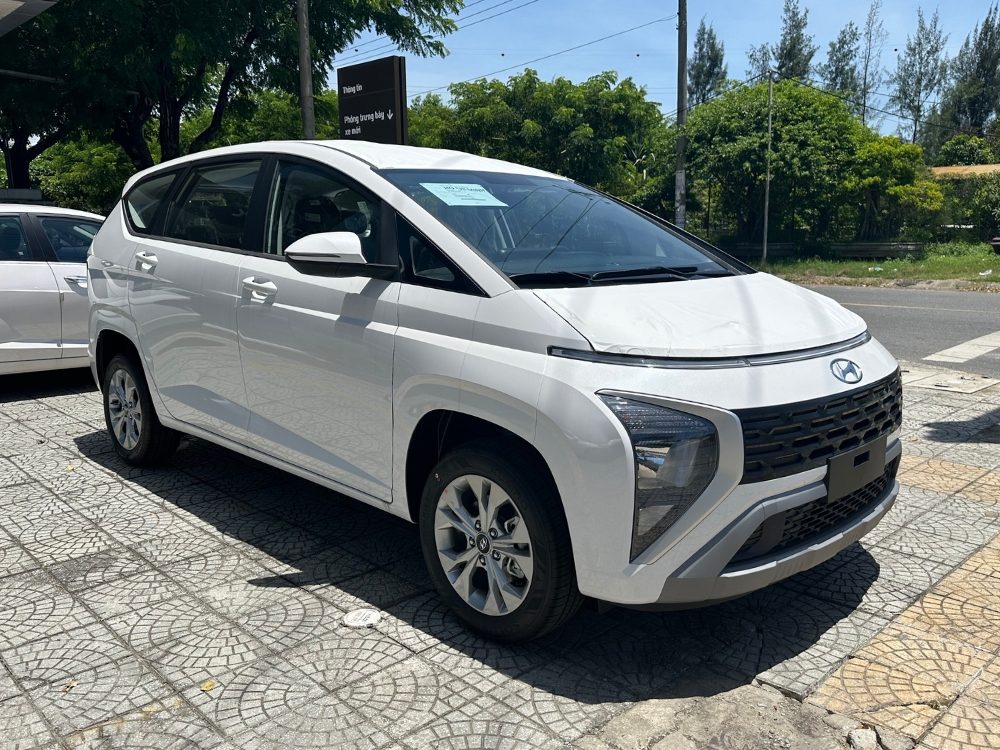 Hình ảnh ngoại thất xe Hyundai Stargazer Tiêu Chuẩn màu Trắng 2025