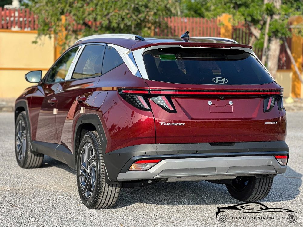 Hình ảnh xe Hyundai Tucson Turbo màu Đỏ Đô 2025