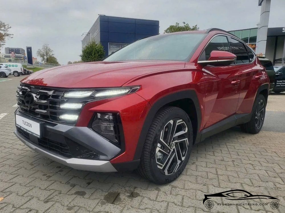 Hình ảnh xe Hyundai Tucson Turbo màu Đỏ Đô 2025