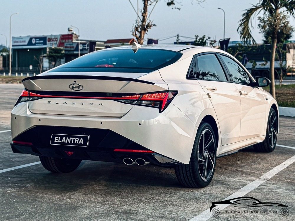 Hình ảnh xe Hyundai Elantra N-Line màu Trắng 2025