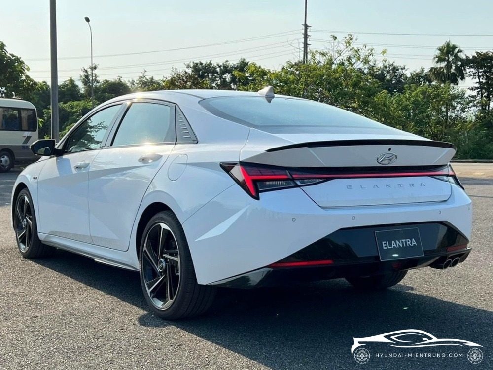 Hình ảnh xe Hyundai Elantra N-Line màu Trắng 2025
